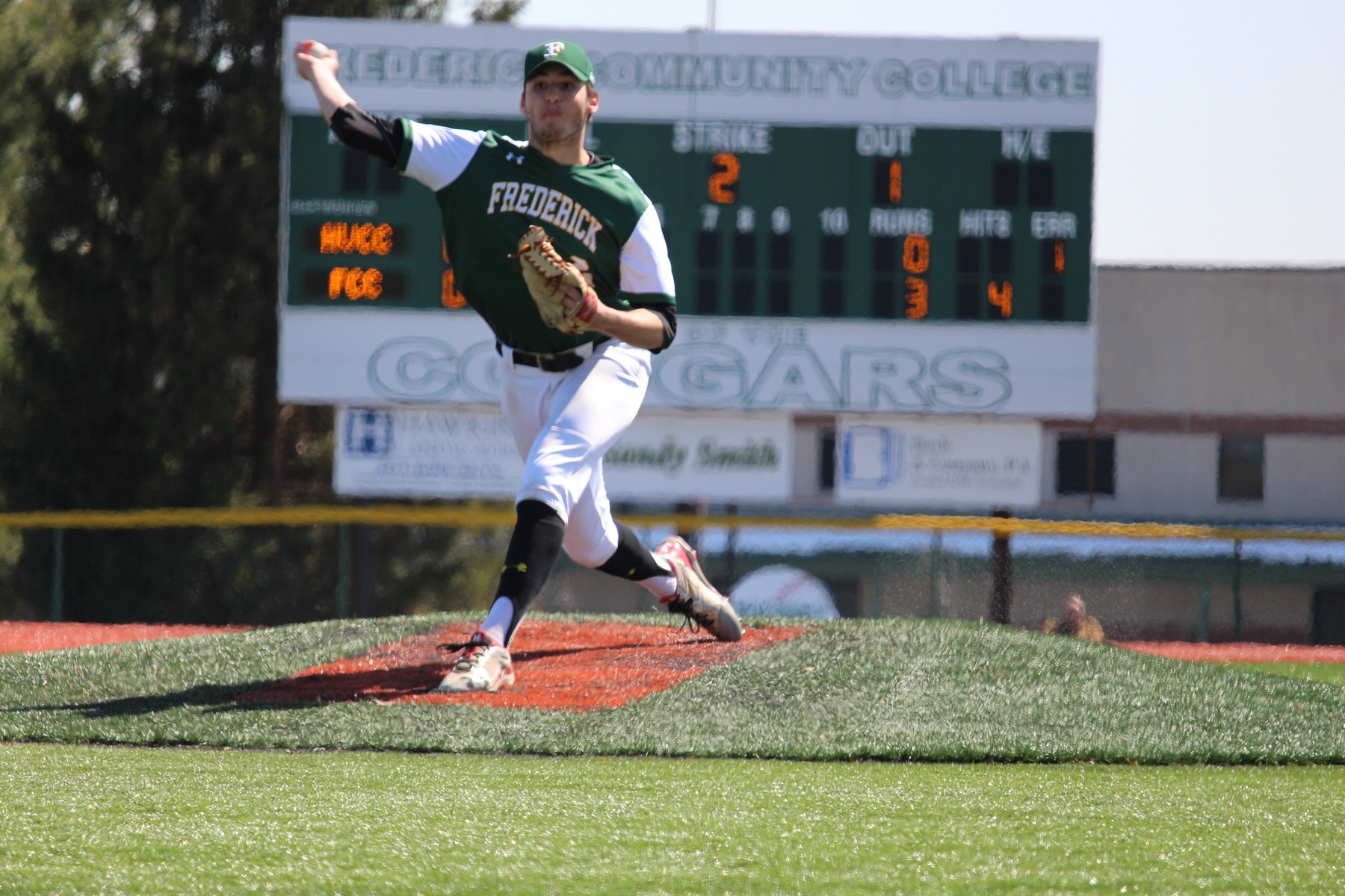 Pantos tosses gem, Austin hits slam as Cougars roll