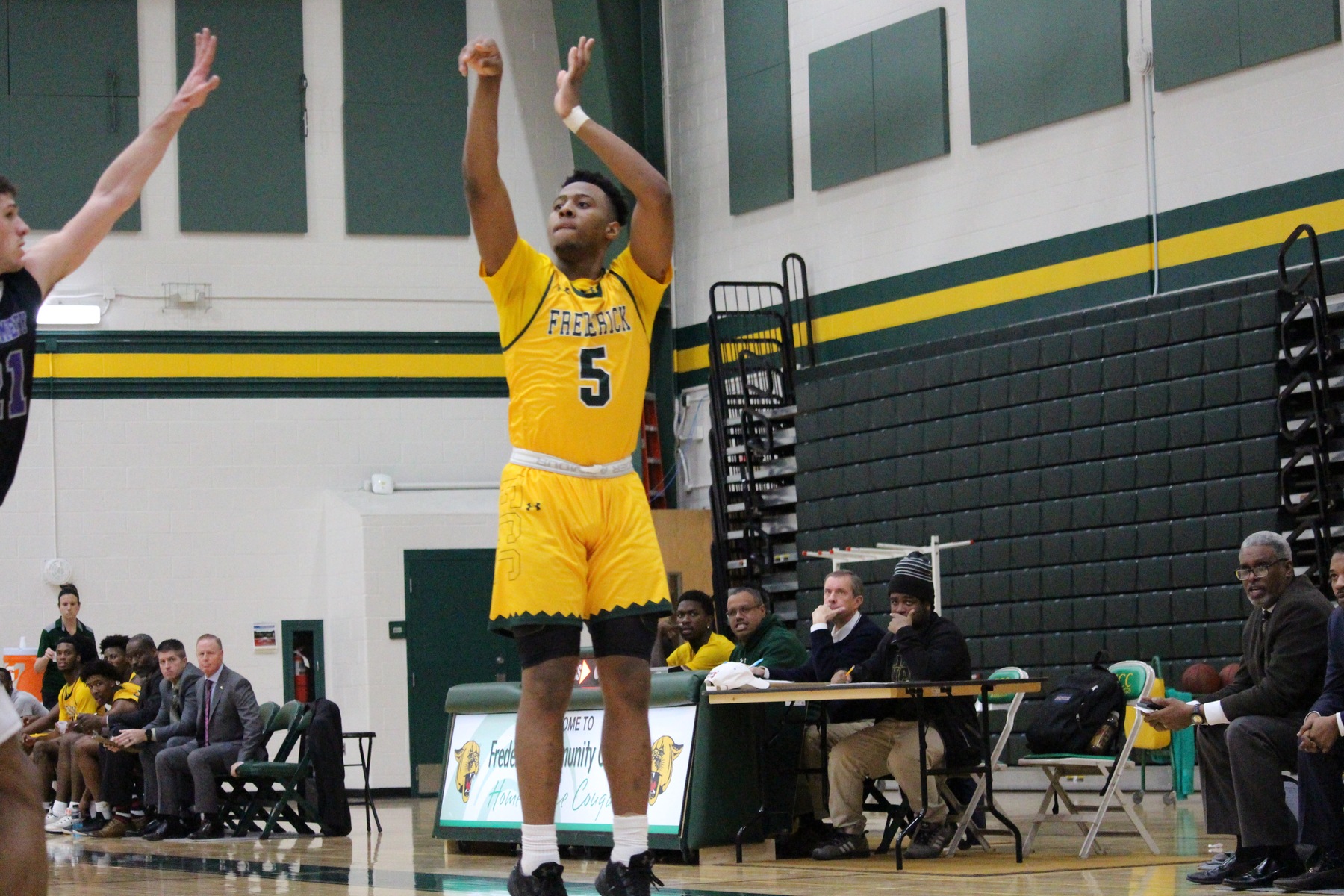 #16 FCC men&rsquo;s basketball cruises to victory over Raptors